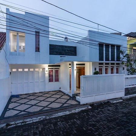 Spacious, White-Villa Belgareti @Kiara Condong Бандунг Екстериор снимка