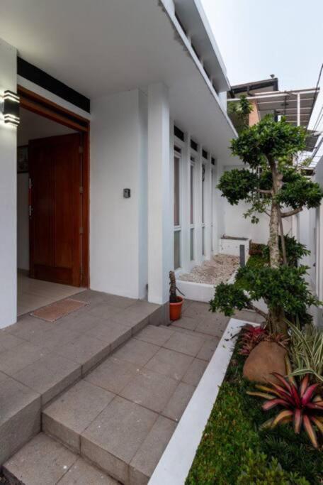 Spacious, White-Villa Belgareti @Kiara Condong Бандунг Екстериор снимка
