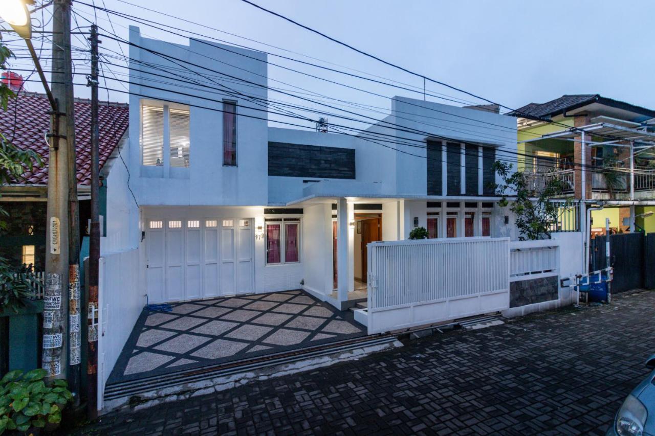 Spacious, White-Villa Belgareti @Kiara Condong Бандунг Екстериор снимка